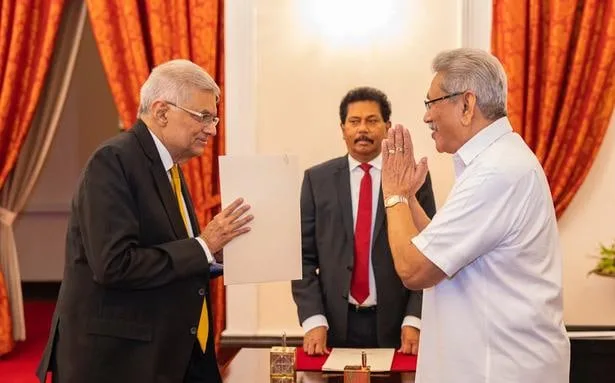 රනිල් අගමැතිකම භාර ගෙන තිබෙන්නේ කෘත්‍යාධිකාරීයට හොරෙන්