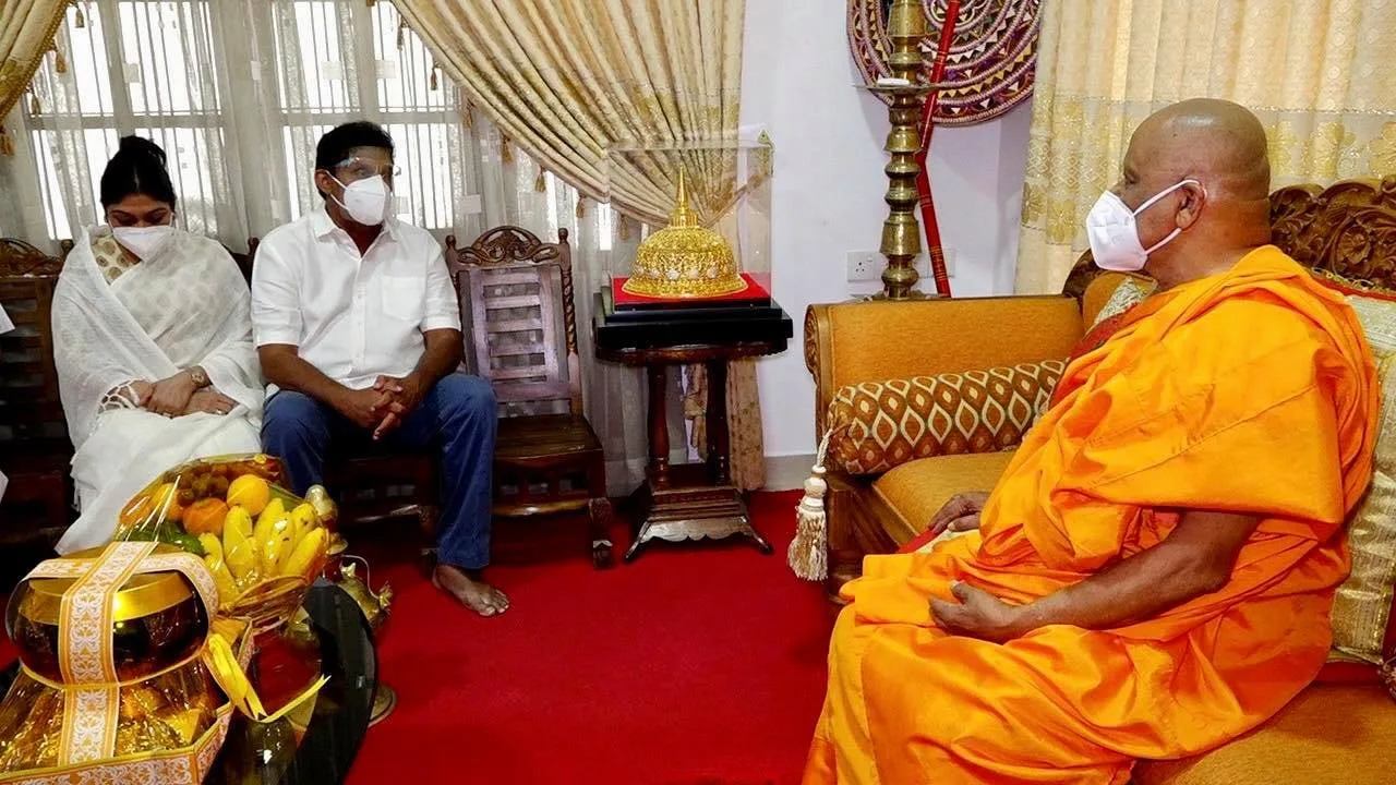 සජිත් මල්වතු-අස්ගිරි මහ නාහිමිවරුන් බැහැ දකියි