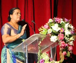 වළිගය පාග ගෙන දඟලන දේවි දියණියන්ට විරෝධය