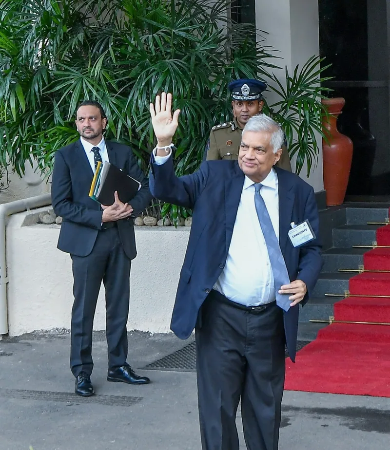 රට ගොඩගත හැකි එකම වීරයා රනිල්