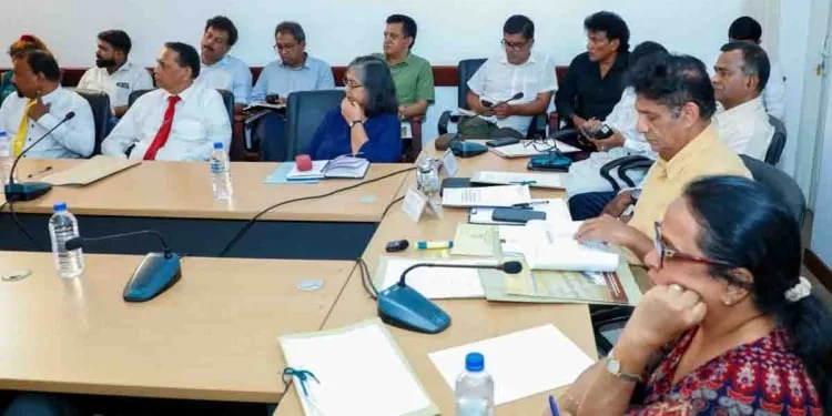 ආණ්ඩුව අවුල් කළ අධ්යාපන ප්රතිසංස්කරණවලට එරෙහිව ආචාර්ය-මහාචාර්යවරු විපක්ෂ නායක හමු වෙති