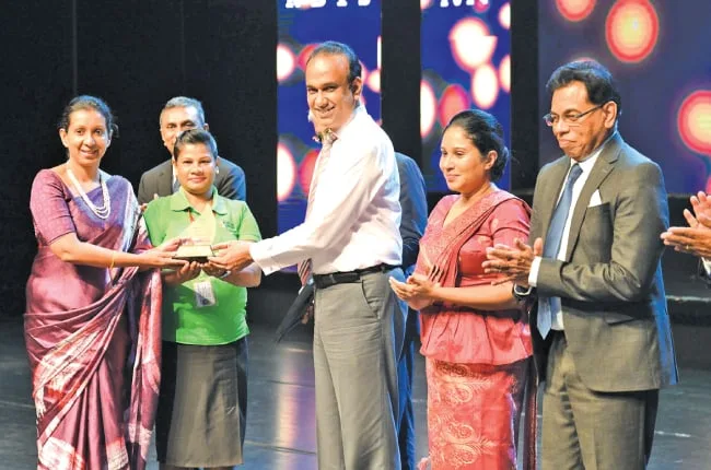 බ්‍රැන්ඩික්ස් අඛණ්ඩව12 වැනි වරටත් රටේ විශාලතම ආයතනික රුධිර පරිත්‍යාගශීලියාලෙස සම්මානයට පාත්‍ර වේ,
