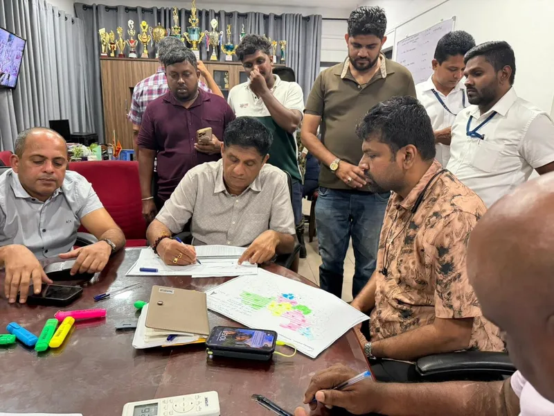 එක අතකින් ජාත්යන්තරය හමුවී ආධාර ඉල්ලන විපක්ෂ නායක අනික් අතින් දිවා රෑ නොබලා විපතට පත් වුවන්ට සහන සලසයි