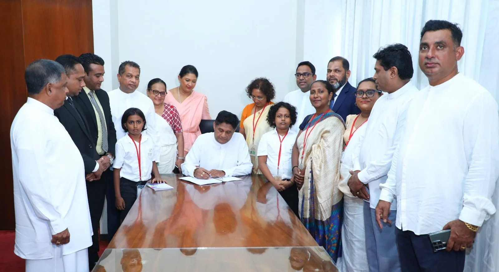 නොවිසඳුණු ළමා අපයෝජන ගැන පැමිණිලි කෙරෙන අත්සන් 40000ක පෙත්සමට විපක්ෂනායක අත්සන් තබයි