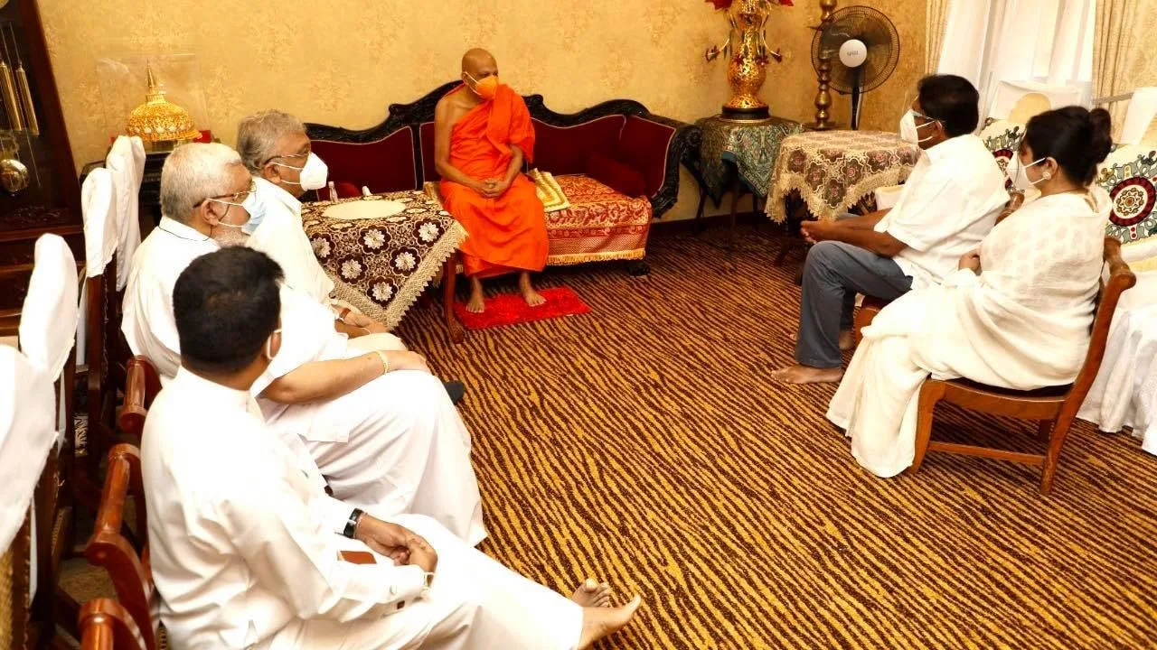 සජිත් මල්වතු-අස්ගිරි මහ නාහිමිවරුන් බැහැ දකියි