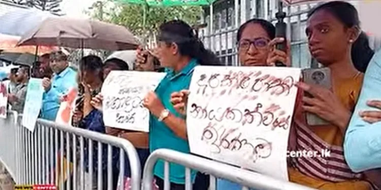 තවත් දක්ෂම රාජ්ය සේවකයෙක් මාලිමා ආණ්ඩුවෙන් අයින් කරලා - පක්ෂ පාට නැතුව බදුල්ලේදී රාජ්ය සේවකයෝ වීදි බසියි