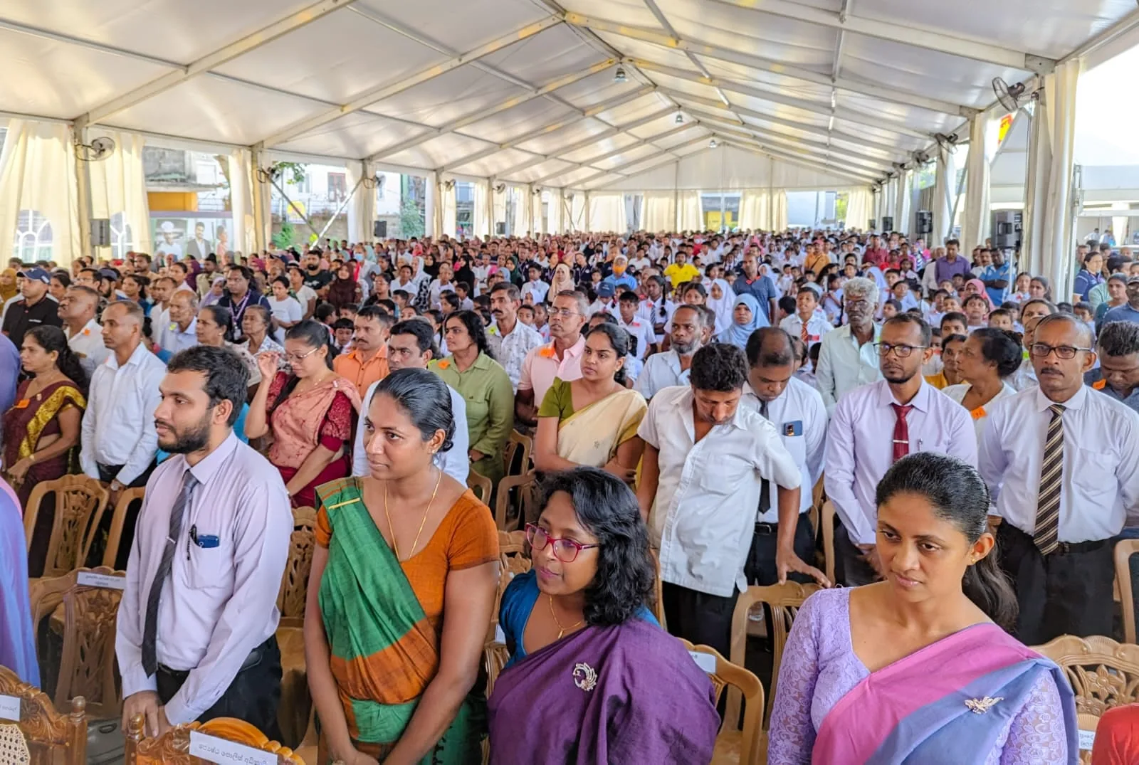 කාන්තාවන් එක්ක ඡායාරූප ගත්තාට රටේ ප්රශ්න විසදන්න බැහැ