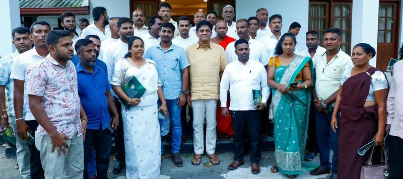 අම්පාර පළාත් පාලන මන්ත්රීන් හමුවට පැමිණි පක්ෂ නායක සජිත් ප්රේමදාස