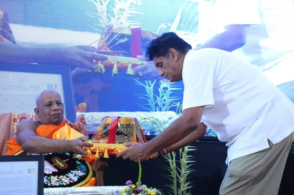 අගමැතිනිය ඉදිරියේ තබා ගෙන විපක්ෂ නායක රටේ ජනතාව විඳින දුක-වේදනාව ගැන අවධාරණය කරයි