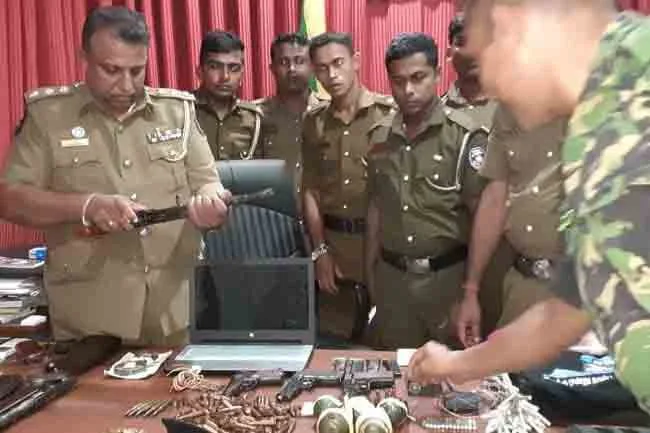 පුපුරණ ද්රව්ය සමඟ හිටපු LTTE සාමාජිකයෙකු එක්ක කතුන් දෙදෙනෙකු අත්අඩංගුවට