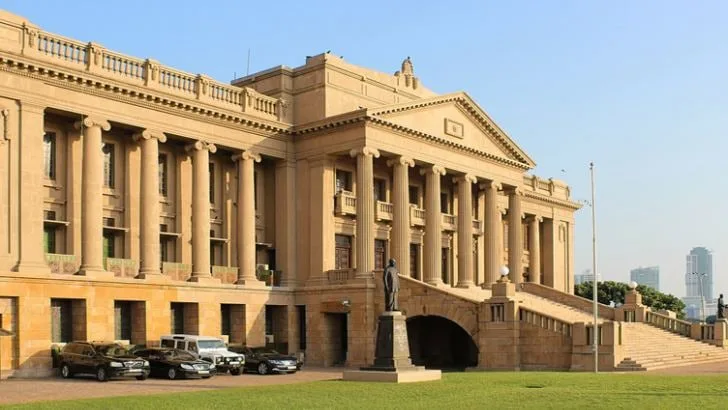 ජනපති ලේකම් කාර්යාලයේ වාහන 51ක් අතුදහන්