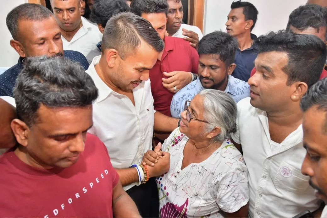 සමහරු ආණ්ඩුවට විරුද්ධව කටඋත්තර දුන්නම සියදිවි හානිකරගන්න තැනට ඇවිල්ලා තියෙනවා