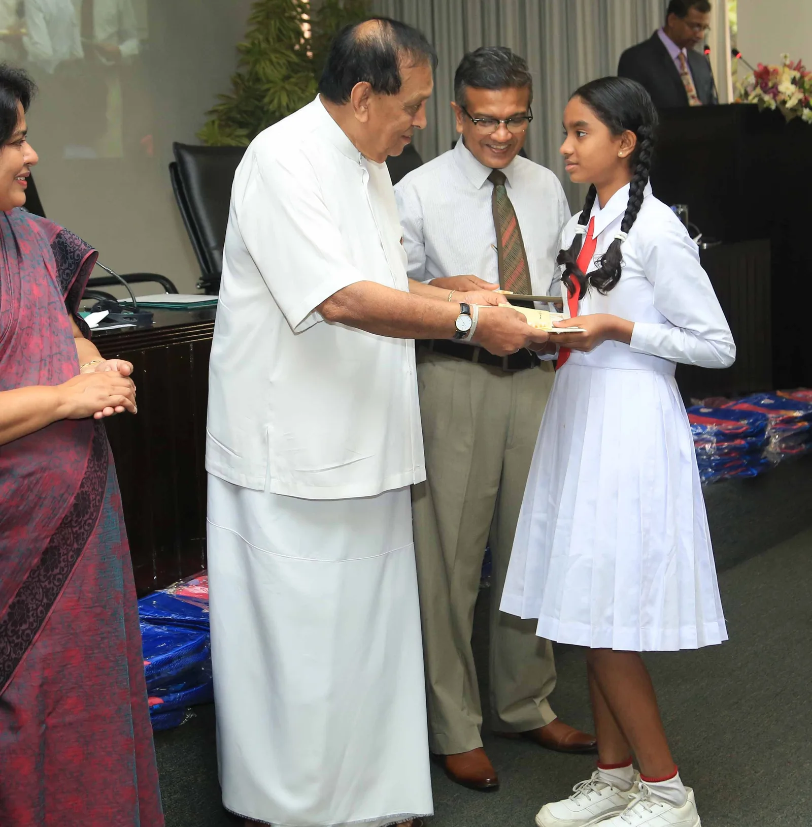 අනාගත කතා නායකවරුන්ගෙන් කරු ජයසුරිය කළ ඉල්ලීම මෙන්න