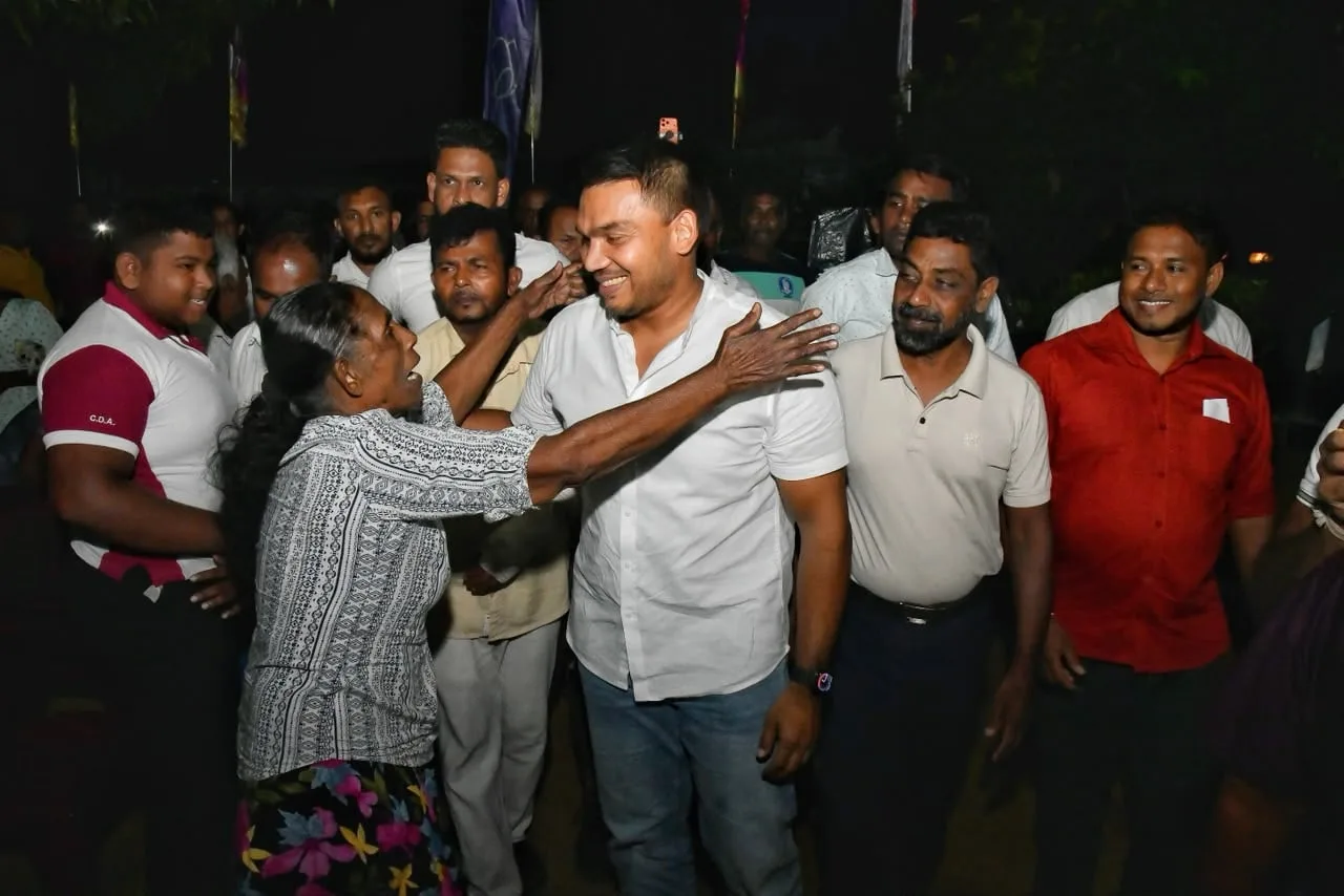 මේ දවස්වල ආණ්ඩුවේ හැම ගිණුමකින්ම සල්ලි යන්නේ වැරදි ගිණුම් වලට