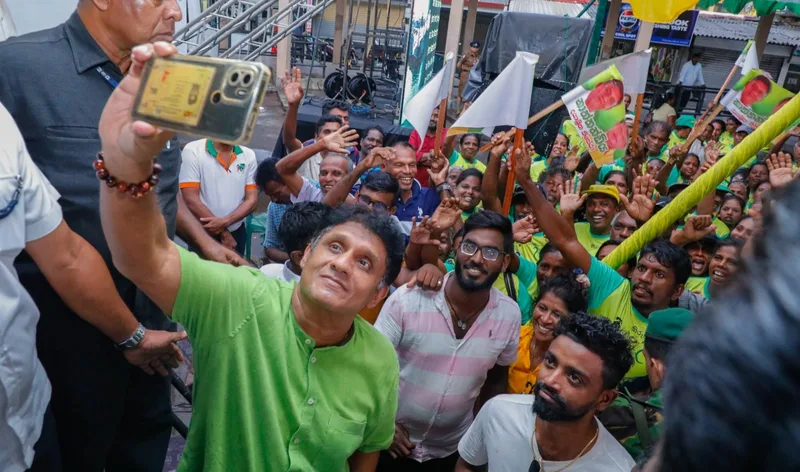 විවාදයට බියේ රතු අලි පැටවුන්ගේ නායකයා ජනපති අස්සේ හැංගිලා නාඩගම් නටනවා