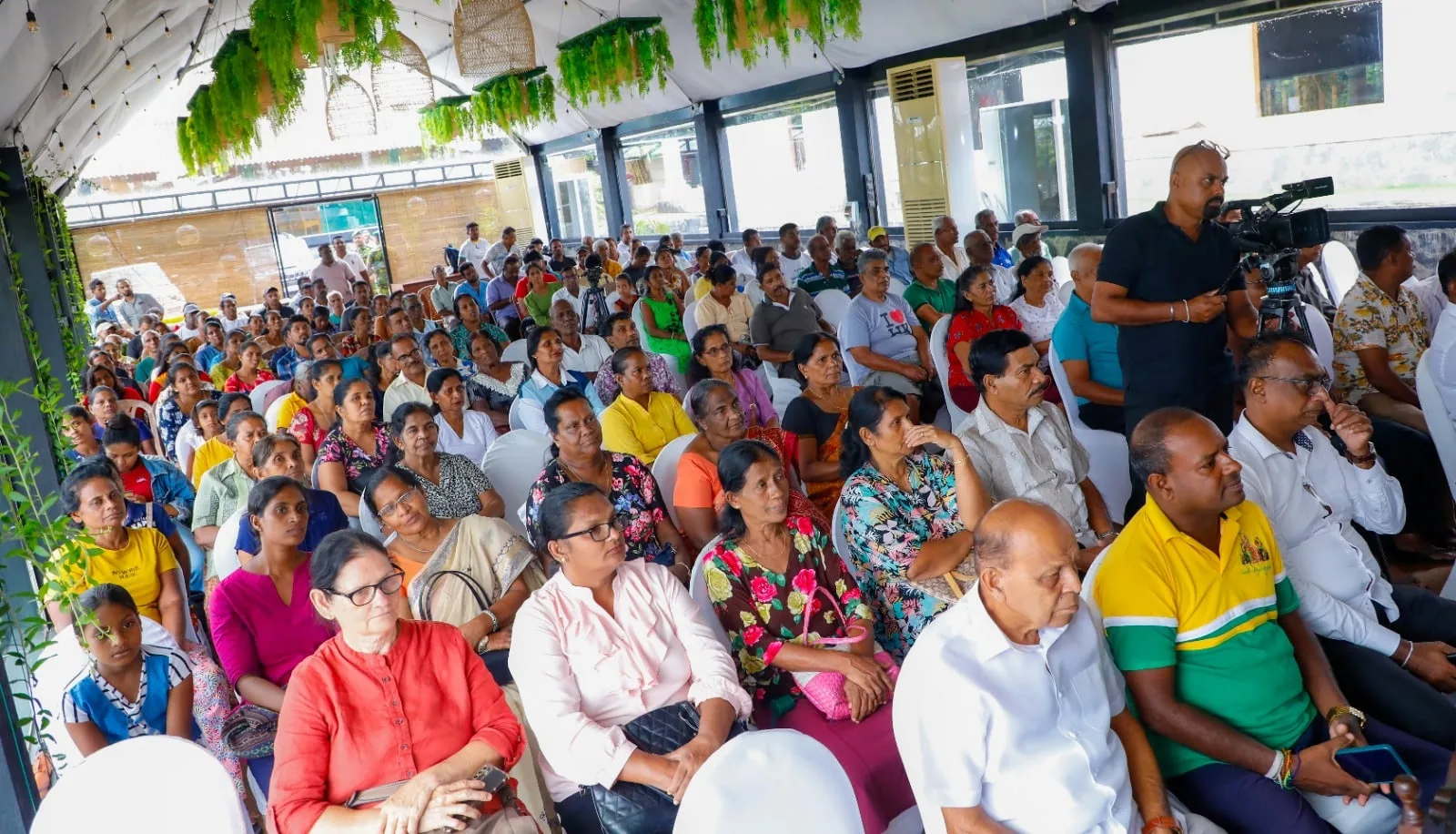 වෙනස වෙනස් කරලා-ආණ්ඩුව දැන් මුළු රටටම විහිළු සපයනවා