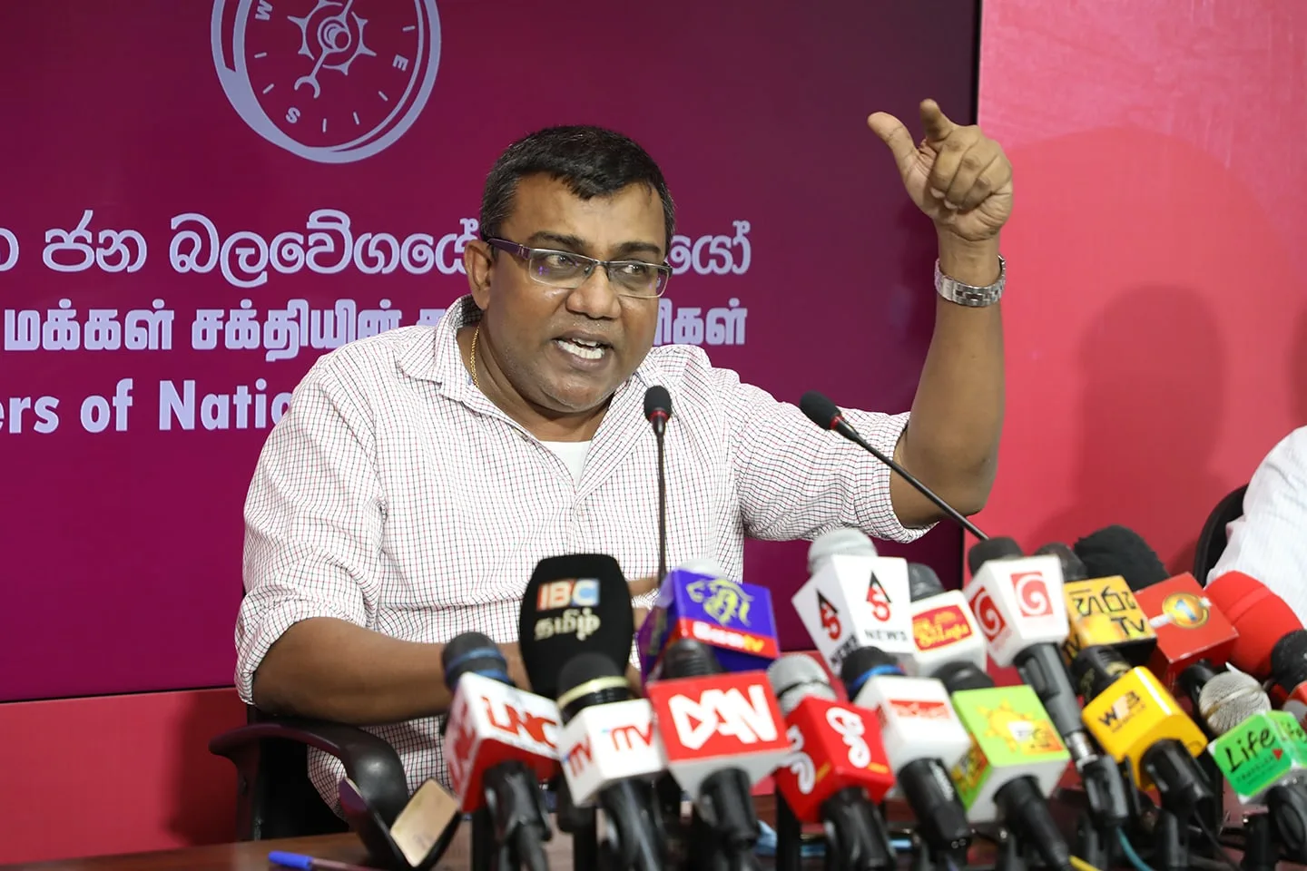 පොලිසිය ආණ්ඩුවේ බළල් අතක් වෙලා