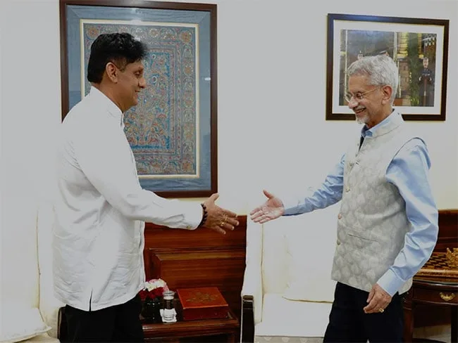 පටු දේශපාලනයෙන් තොරව රටට වැඩ කරන ආදර්ශමත් විපක්ෂ නායක..!