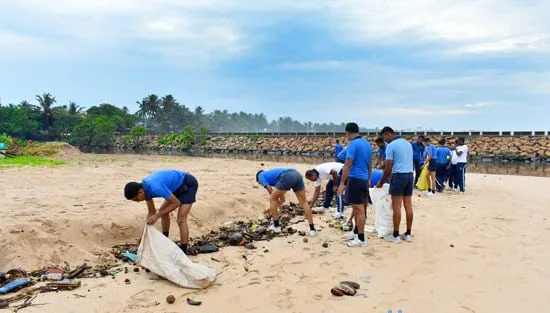 නාවික හමුදාවෙන් වෙරල පිරිසිදු කිරීමේ වැඩසටහනක්..!