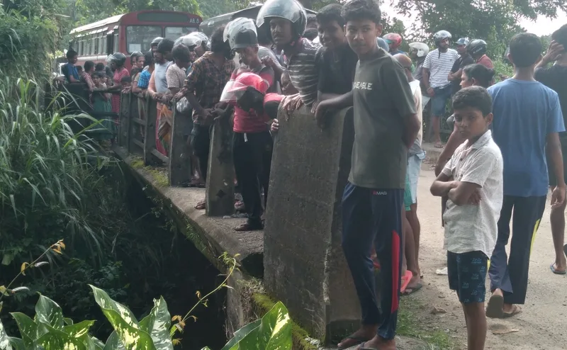 ඇල්පිටියේ පාලමක් යට කාන්තා මල සිරුරක්