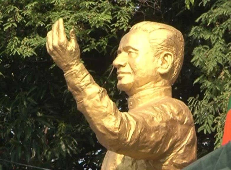 රණසිංහ ප්රේමදාස නැගිටියි
