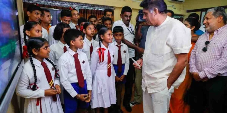 ජනතාව කුස ගින්නේ තබා ජනපතිවරයා රට සවාරි ගසමින් සුර සැප විඳිනවා
