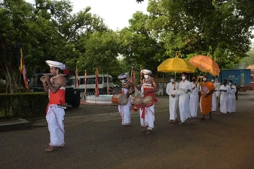 සඳහිරු සෑයේ කොත් වහන්සේ ඉදිරියේ අද(25) ත් ආගමික වතාවත්..!