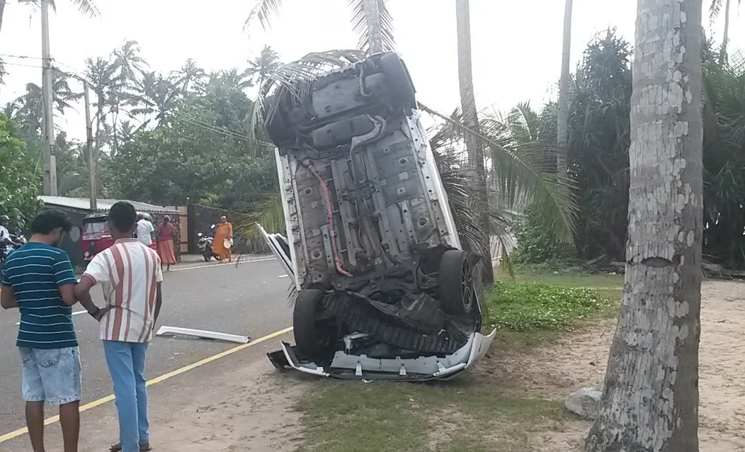 කහව - ගොදගමදී ඔලුවෙන් සිට ගත් මෝටර් රිය