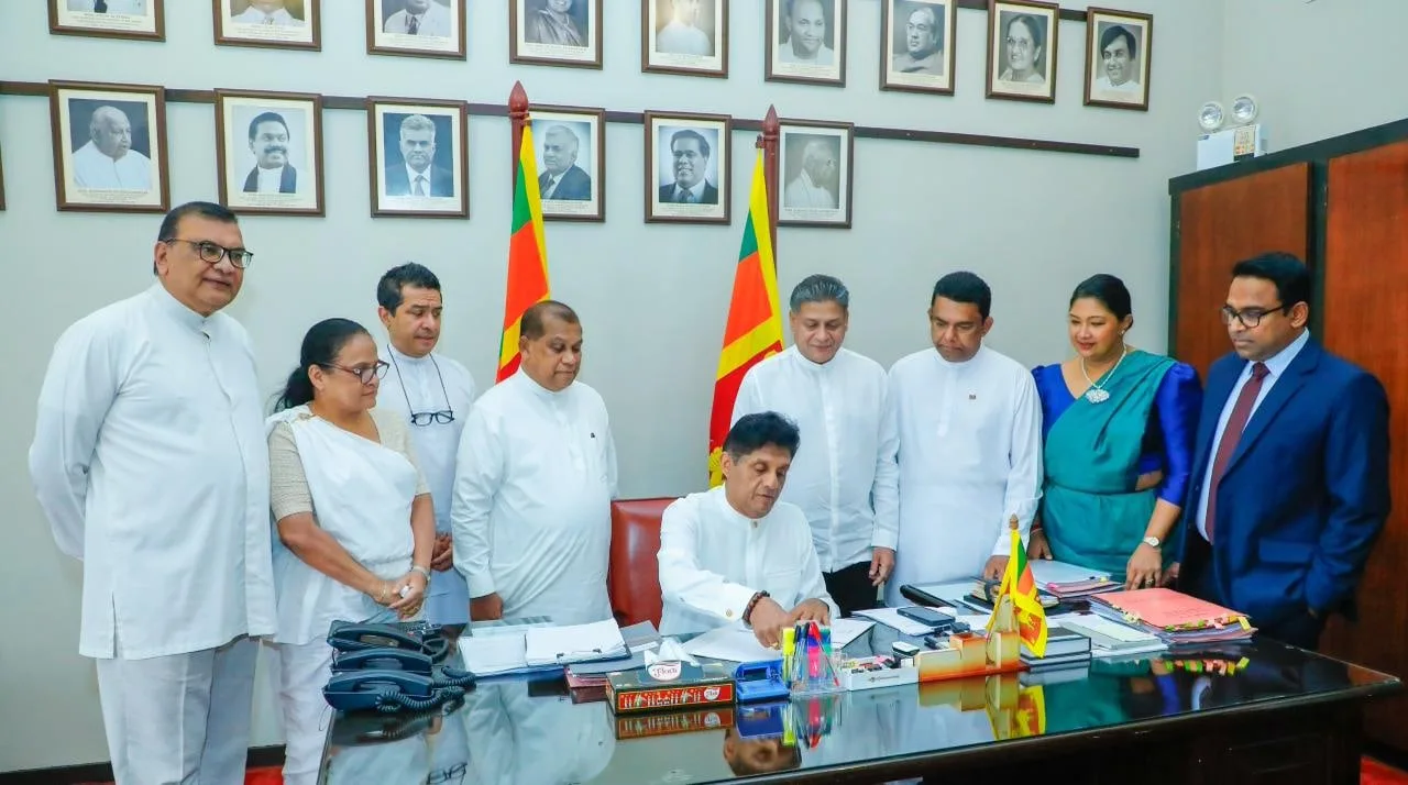 මහාචාර්ය ප්‍රසන්න පෙරේරාට වැටුණු තොප්පිය