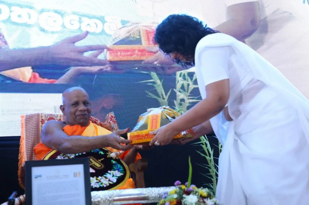 අගමැතිනිය ඉදිරියේ තබා ගෙන විපක්ෂ නායක රටේ ජනතාව විඳින දුක-වේදනාව ගැන අවධාරණය කරයි