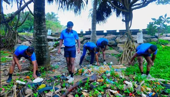 නාවික හමුදාවෙන් වෙරල පිරිසිදු කිරීමේ වැඩසටහනක්..!