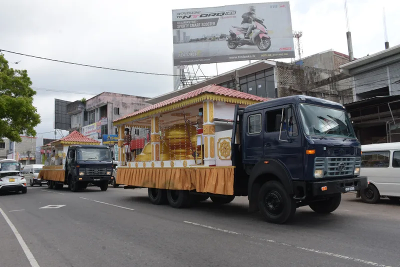 සඳහිරු සෑයේ කොත් වහන්සේ රැගත් පෙරහැර වට්ටාරමට ළඟා වේ