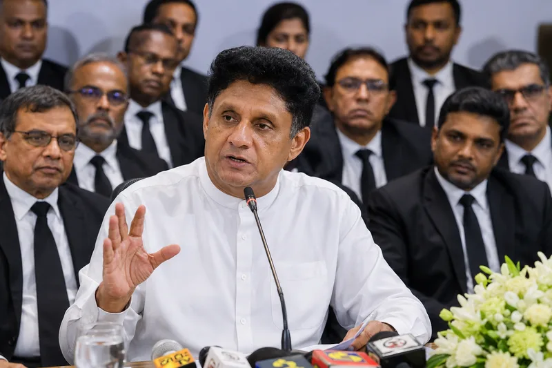 ජනපතිගේ ආඥාදායක සිහිනයට එරෙහිව නීතීඥයෝ විපක්ෂනායක වටා රොද බඳිති