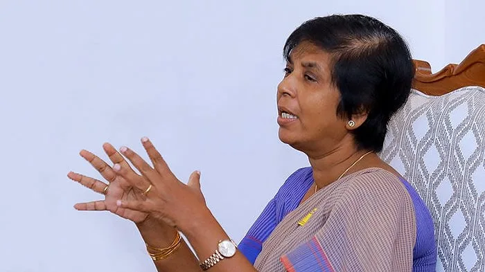 හැකි නම් මුඛ ආවරණ දෙකක් හා මුහුණු ආවරණයක් පළඳින්න