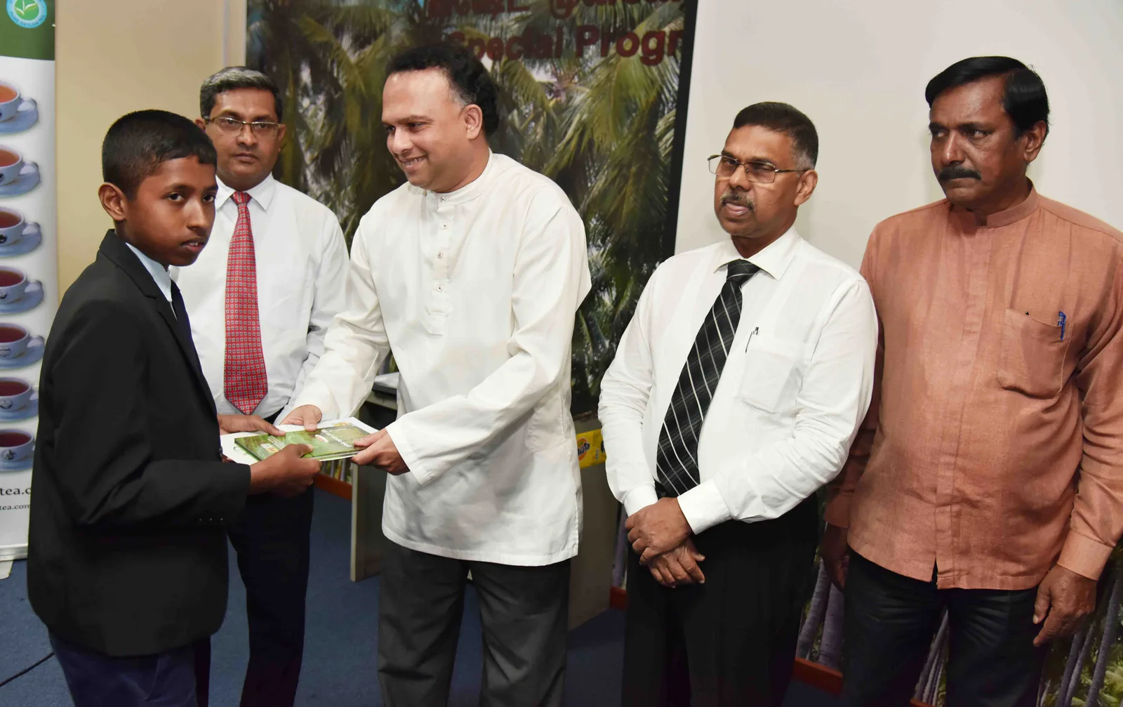 තේ මණ්ඩල රචනා තරඟයේ හපනුන්ට වැවිලි ඇමති අතින් සහතික..!