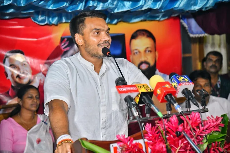 ආඩම්බරයෙන් පෙන්නන්න තියෙන පදක්කමට මොකක්ද කියන්නේ..? "යකඩ කෑල්ලක්" - ලැජ්ජයි..!