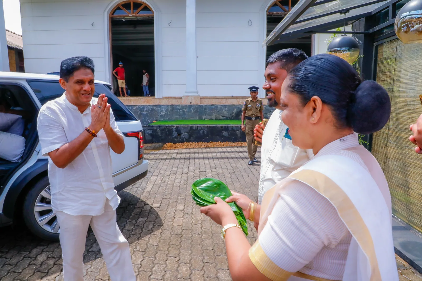 වෙනස වෙනස් කරලා-ආණ්ඩුව දැන් මුළු රටටම විහිළු සපයනවා