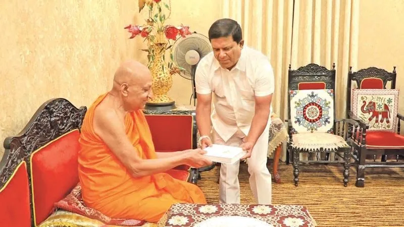 නායකත්වය දුන්නොත් ඇද වැටී තිබෙන එජාපය ගොඩනගනවා