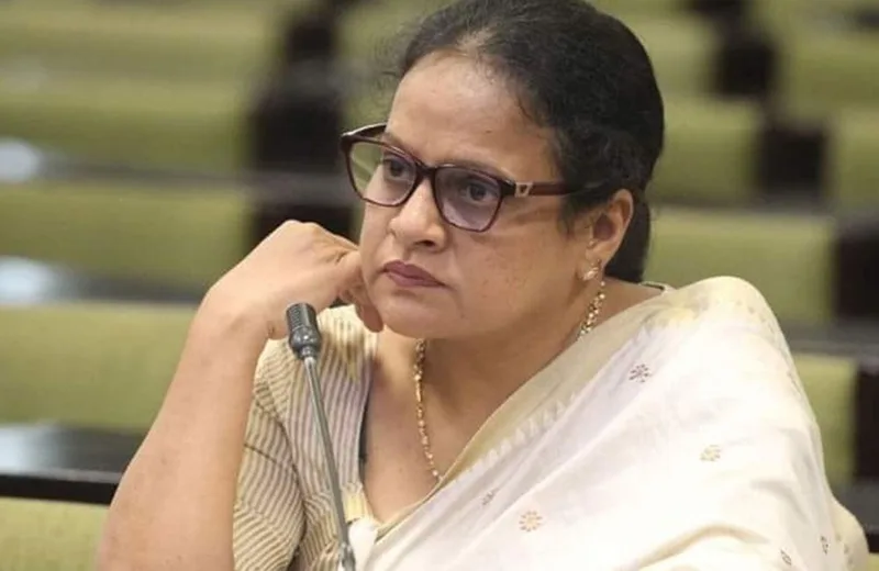 සිංහලෙන් ලියලා තියෙන ලියුමක් කියවා ගන්න බැරි විදේශ ඇමති ගැන රෝහිණී පාර්ලිමේන්තුවේ පතුරු ගහයි