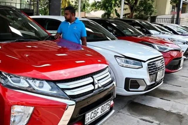 වාහන ආනයන මධ්යයේ සෙකන්ඩ් හෑන්ඩ් වාහන මිල ඉහළ යන්නේ ඇයි..?