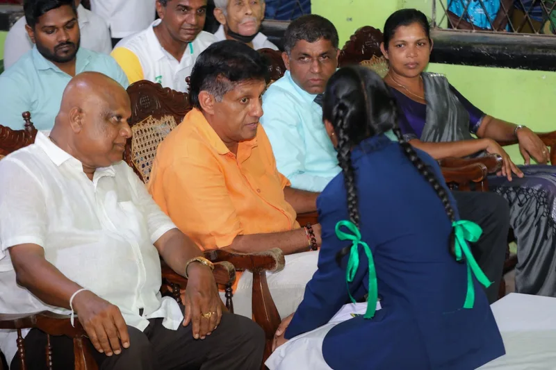 රටේ නායකයා රට වෙනුවෙන් කැපකිරීම් කලයුතුයි.
