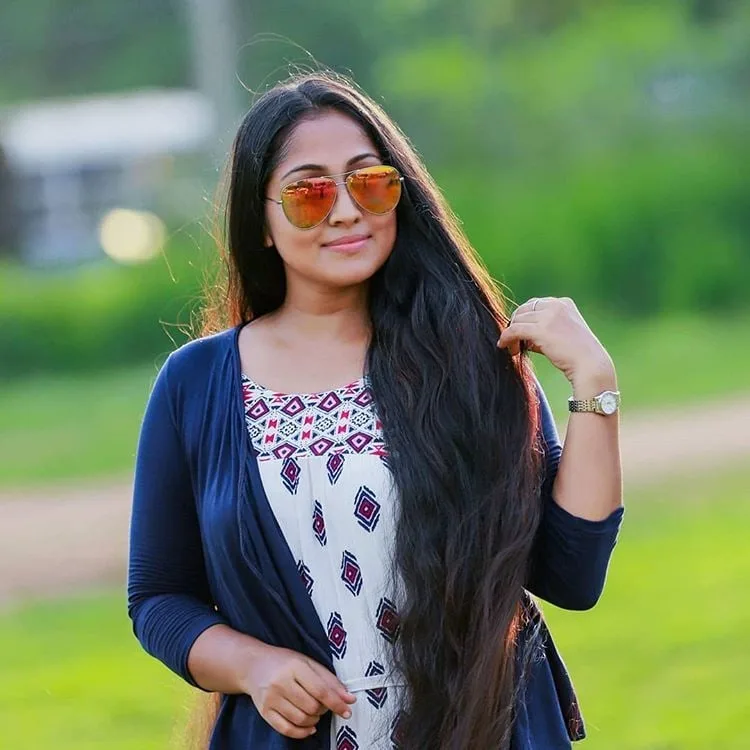 දිලිනි රට හැර යයි