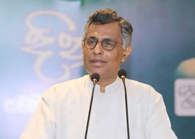 තරඟය තියෙන්නේ සජිත් සහ අනුර අතරේ