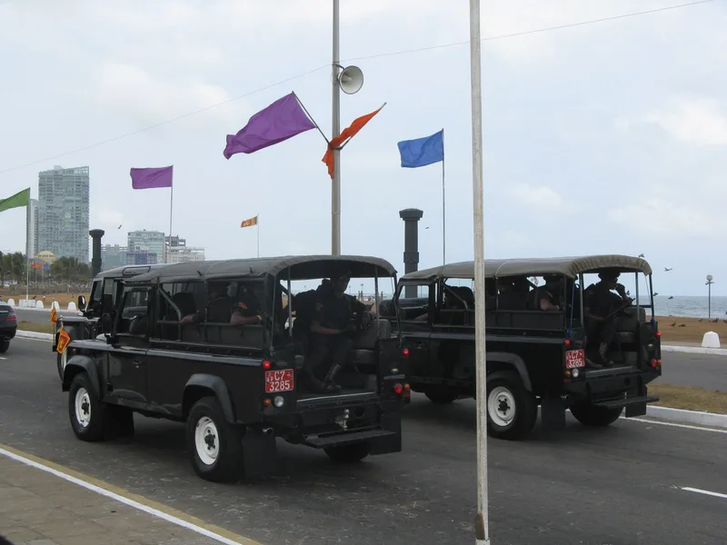 ජනපති රථ ගායට ගෝඨා තිත තබයි-ආරක්ෂාවට වාහන 4යි.