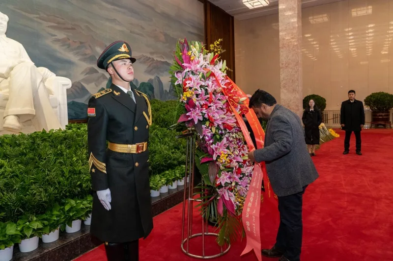 ජනපති කොමියුනිස්ට් පක්ෂ ප්රදර්ශන ශාලාව නරඹයි