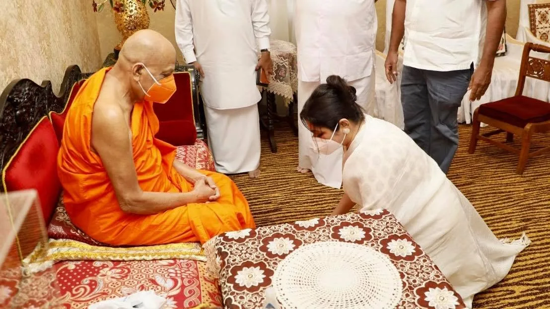 සජිත් මල්වතු-අස්ගිරි මහ නාහිමිවරුන් බැහැ දකියි