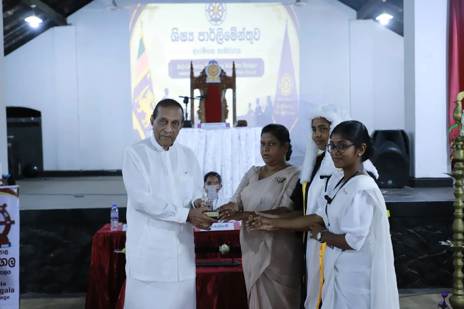 විභාගය පමණක් නොව සමාජ ජීවිතයත් ජය ගත යුතුයි