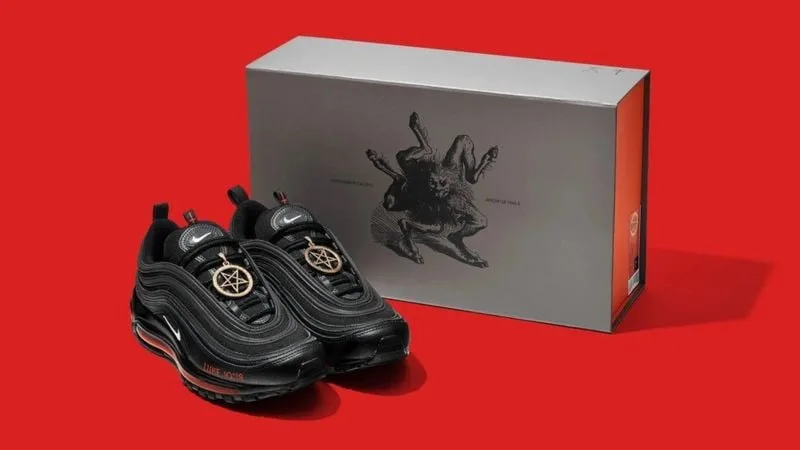 මිනිස් රුධිරය අඩංගු සාතන් සපත්තුවලට Nike නඩු පවරයි