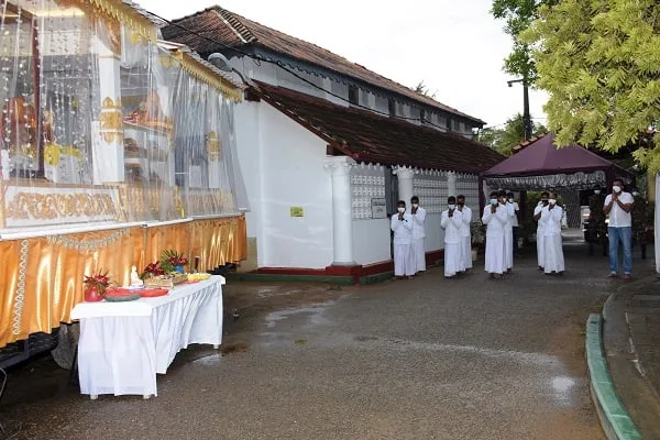 සඳහිරු සෑයේ චුඩා මාණික්ය සහ කොත් වහන්සේ ඉදිරියේ අදත් ආගමික වතාවත්