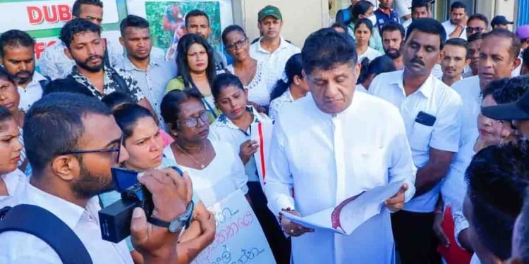 තරුණ තරුණියන් 500ක් අතරමං කළ රේන්බෝ ආයතනයට විපක්ෂනායක තරු පෙන්වයි